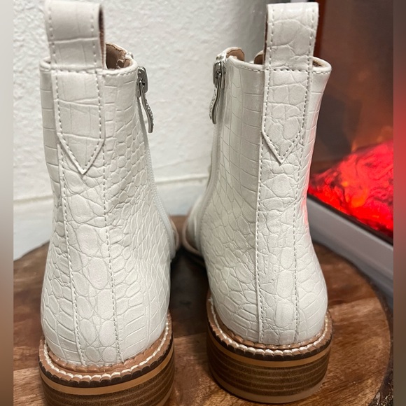 Winter Essentials ❄️☃️❤️Never Worn Booties. Size 8.5. Beautiful Craftsmanship - Picture 3 of 5